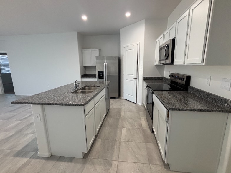 Building Photo - 5084 E Umber Rd