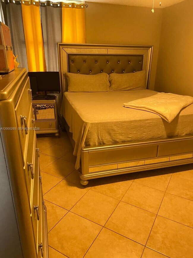 Building Photo - 2701 Riverside Dr