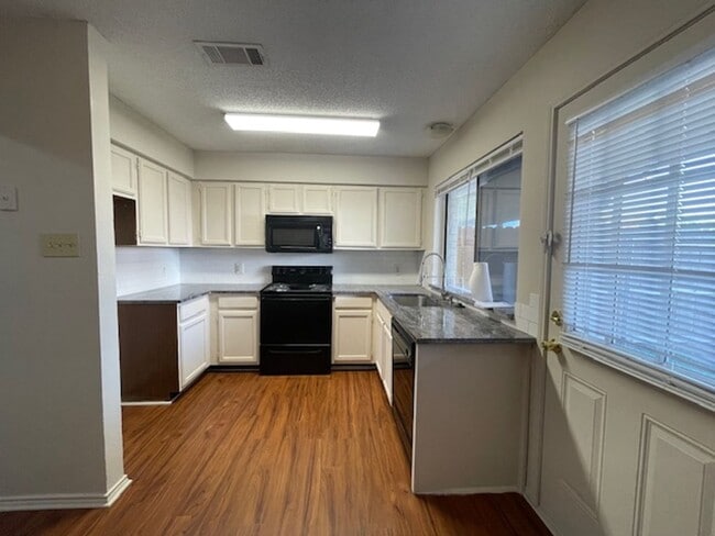 Building Photo - 221 Meadow Ct