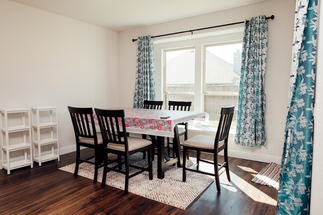 Building Photo - 700 Sedona St