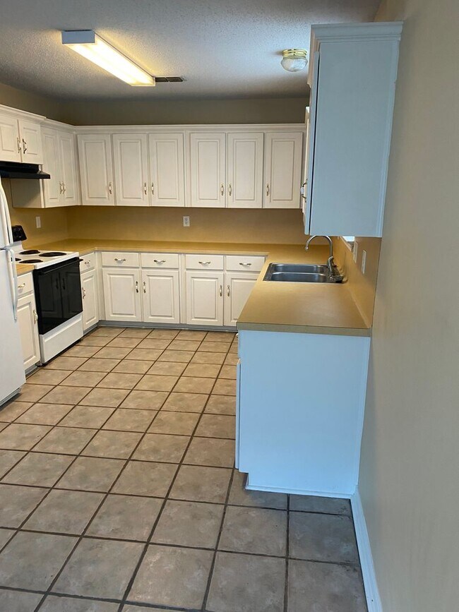 Building Photo - Contact Peggy 501 676 1758  or Heather 501 350 0540