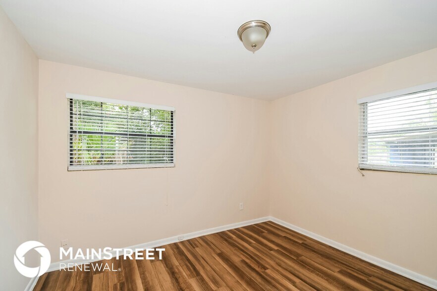 Building Photo - 1044 Legay Ave