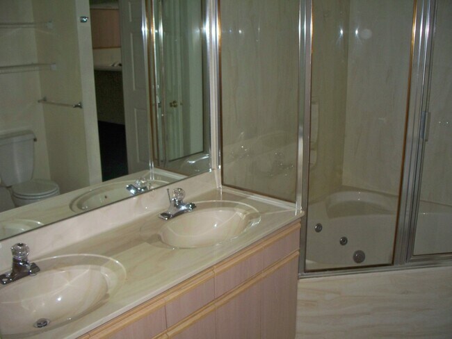 Building Photo - Beautiful Two Bedroom 2 bath Apartment wit...