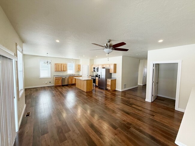 Building Photo - Sigle Family in East Valley