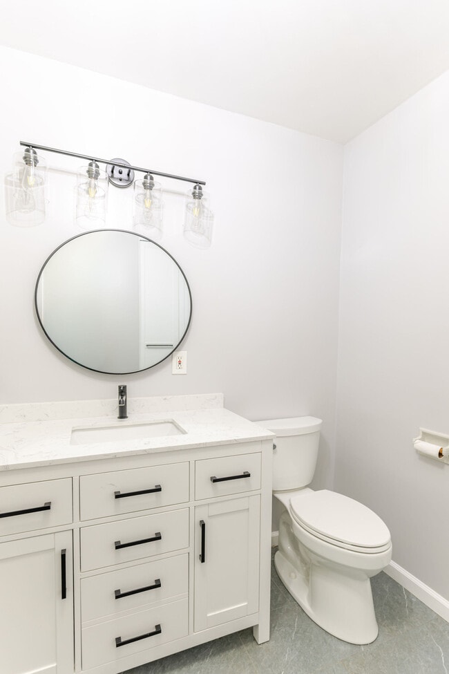 Building Photo - 640 E Valencia Ave