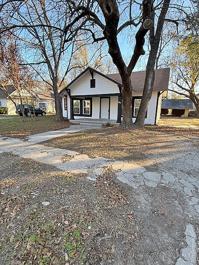 Building Photo - Nice 3 Bdrm 1 Bath home in Gainesville Tx.