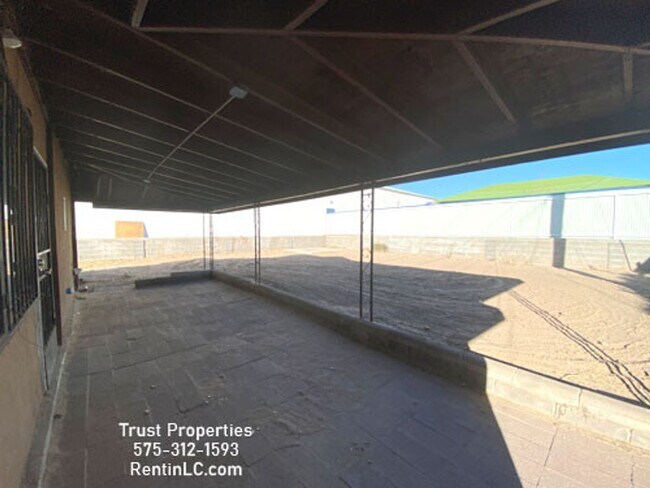 Building Photo - 615 S Espanola St