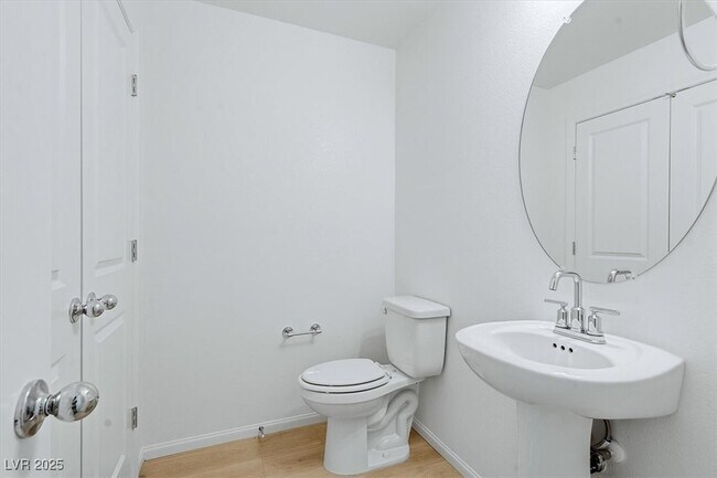 Building Photo - 8667 Luxuriant Ave