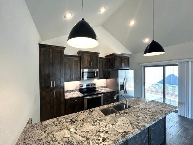 Building Photo - Water included - 1 Bed 1 Bath Near Downtown Rogers