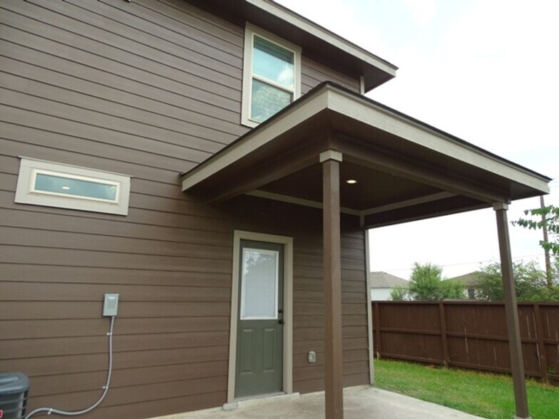 Building Photo - 7054 Lakeview Dr