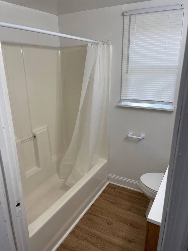 Building Photo - Spacious 3 Bedroom, 1 Bathroom House on quiet street