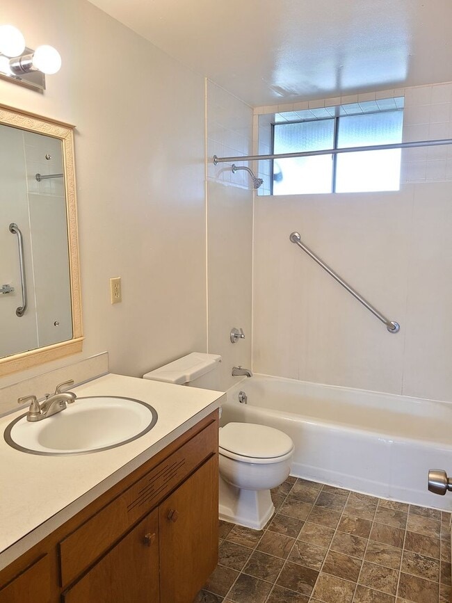 Building Photo - $1,050 - 1 Bed / 1 Bath Spacious Condo in South Hill