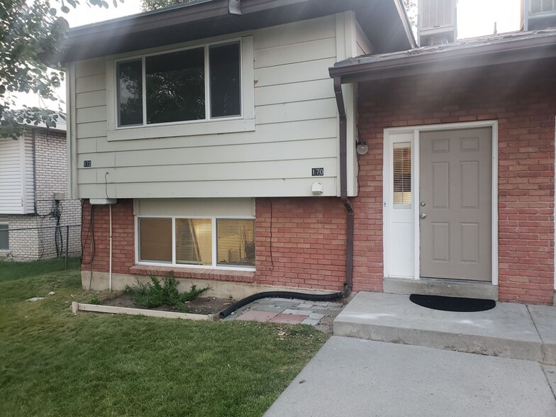 Primary Photo - 170 W Foxbridge Dr