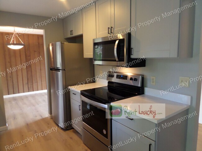 Building Photo - Wonderful & Updated 3-Bedroom Home w/Custom Chicken Coop in Redmond FOR RENT!!
