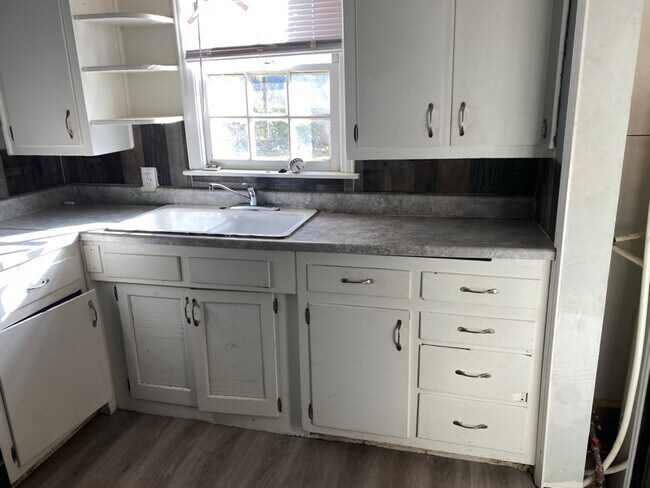 Building Photo - 1809 E 23rd St N