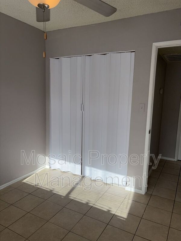 Building Photo - 2440 E Waltann Ln