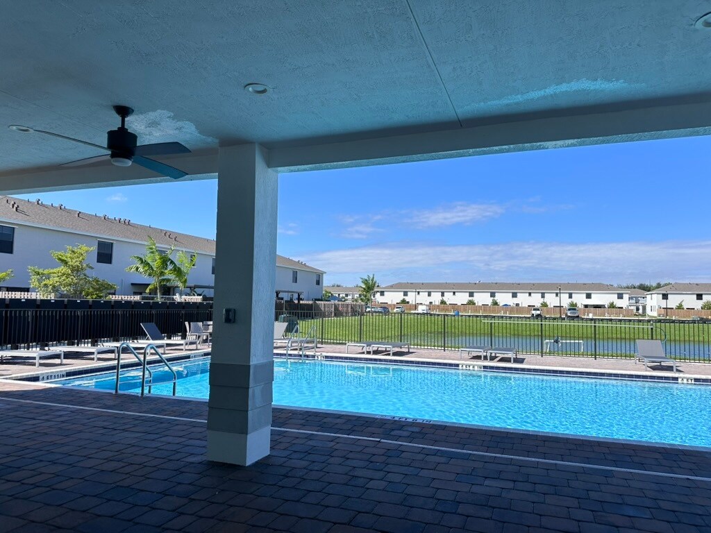 Building Photo - 1466 NE 3rd Ave