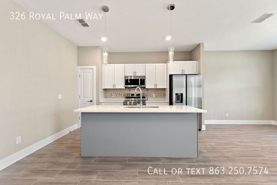 Building Photo - 326 Royal Palm Wy
