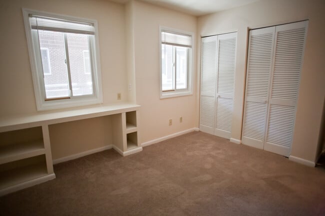 Building Photo - Live at Chancellor Square in a renovated u...