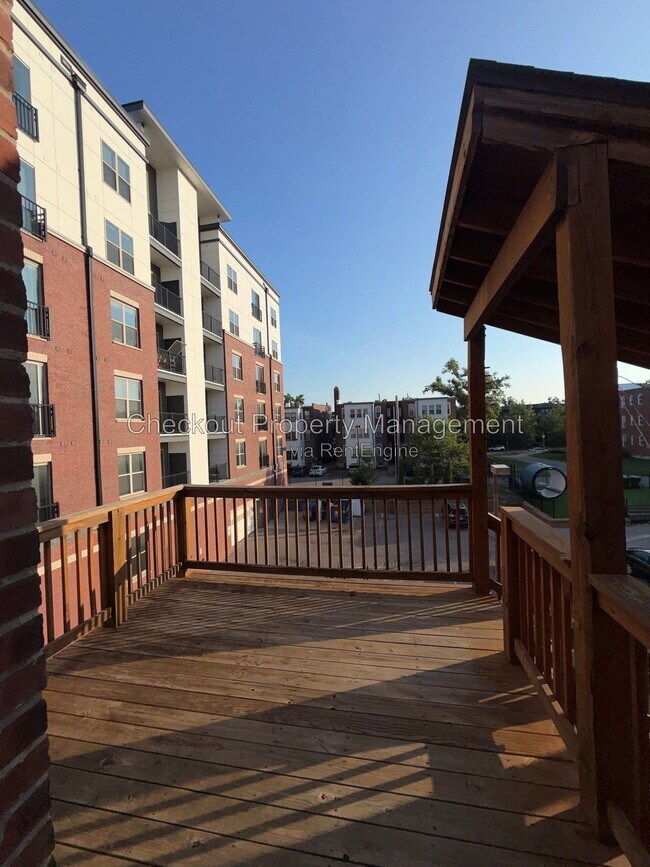 Building Photo - 5535 Pershing Ave