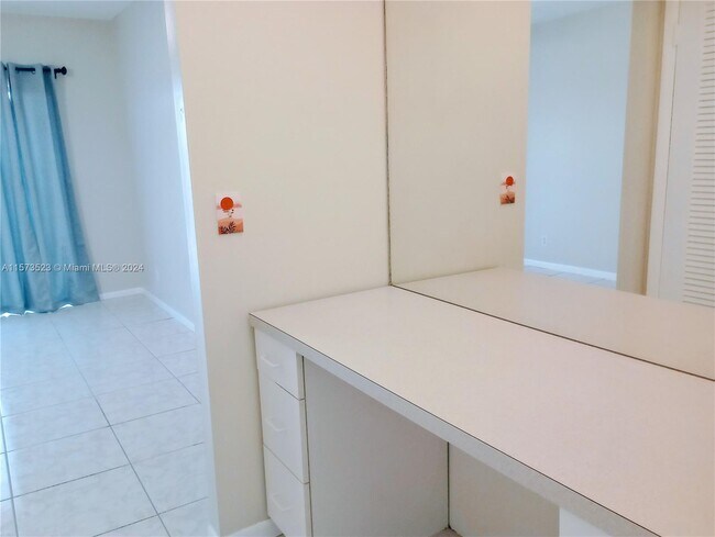 Building Photo - 2309 Park Ln