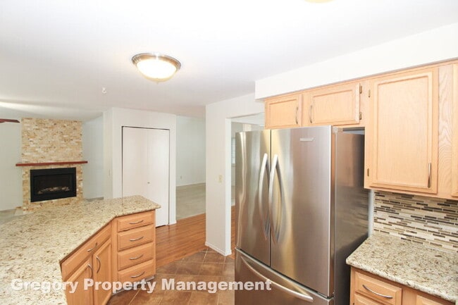 Building Photo - 2000 Village Green Dr