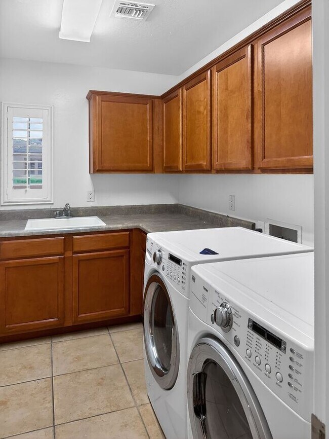 Building Photo - Spacious 3 car garage home at Paseo Trail!