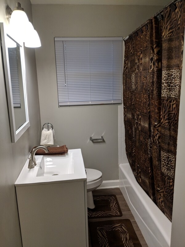 Building Photo - 411 Rose Ln