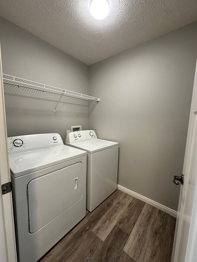 Building Photo - Lovely 3bdrm Home!