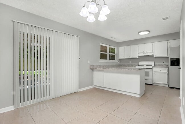 Building Photo - 3 bedroom 2 bath home in Village Green