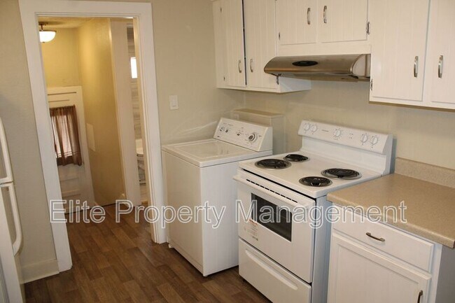 Building Photo - 605 Acero Ave