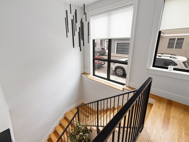 Building Photo - 532 E 3rd St