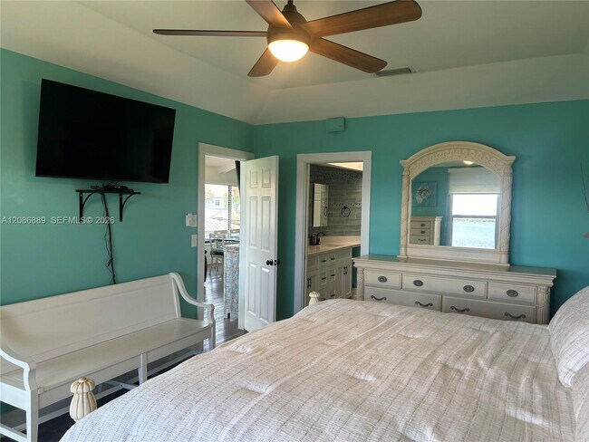 Building Photo - 6142 SE Landing Way