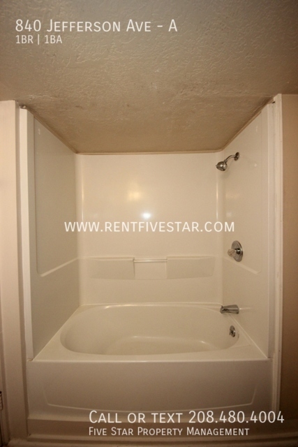 Building Photo - Spacious 1 Bedroom Apartment With Off-Stre...