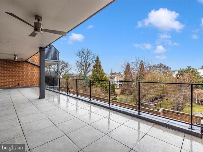 Building Photo - 210 E 2nd St