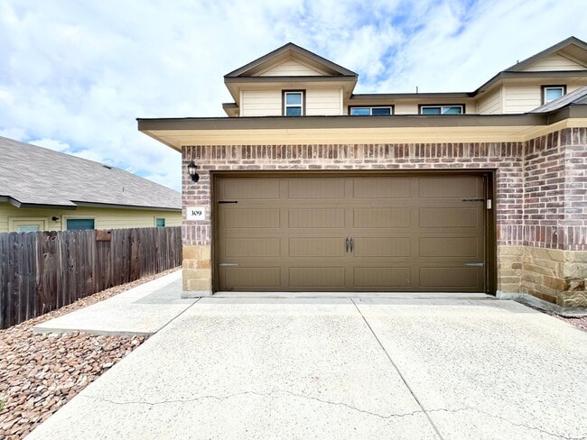 Building Photo - Two Story Townhome in New Braunfels