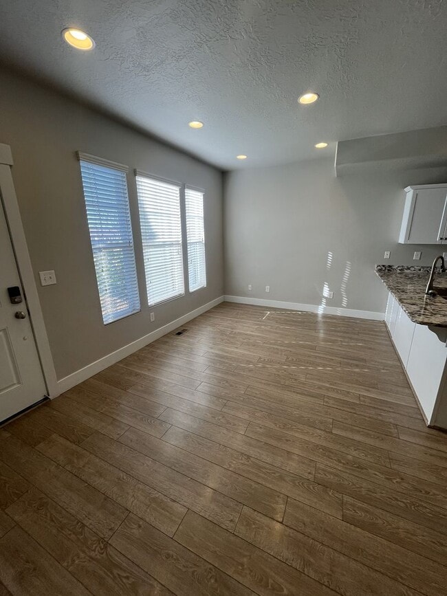 Building Photo - 1 MONTH FREE- 3 Bed, 2.5 Bath Townhome in Pleasant Grove