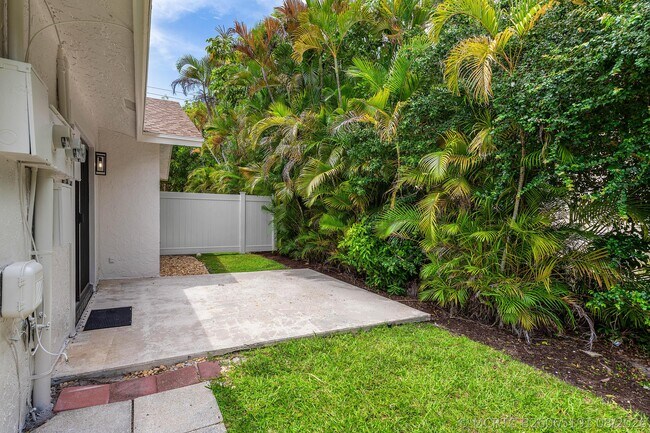 Building Photo - 825 Dogwood Dr