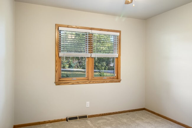 Building Photo - 2071 Maple Rd