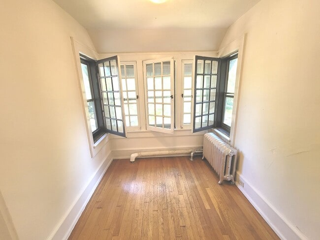 Building Photo - 2541 N Lake Dr