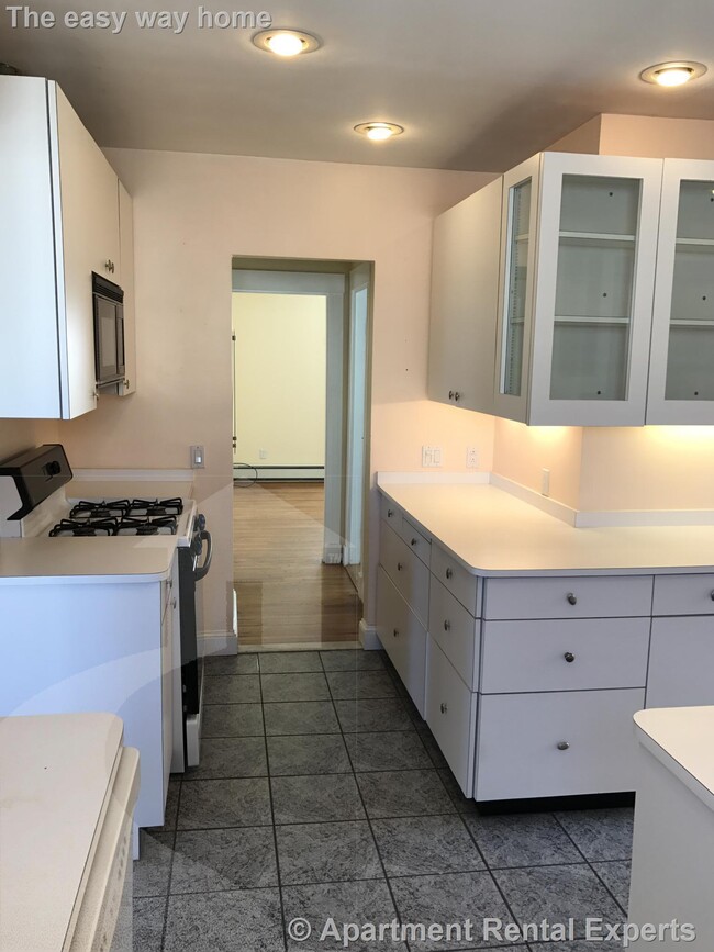 Building Photo - 94 Heath St