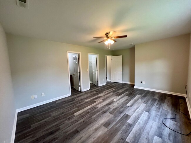 Building Photo - 3 Bedroom Duplex with Yard