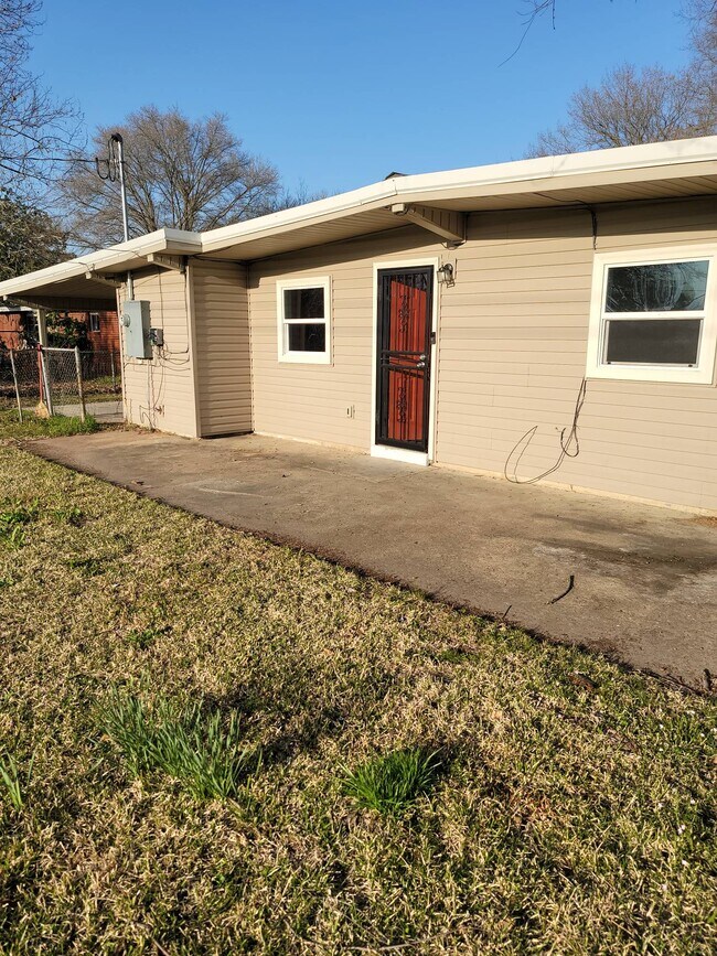 Building Photo - 1104 Bloomfield Dr