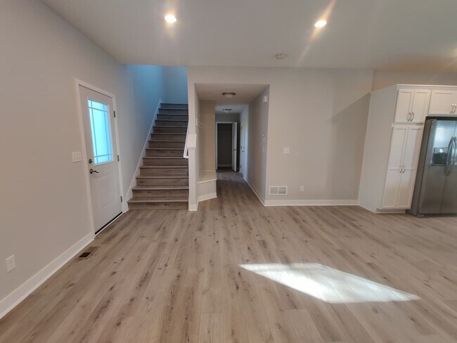 Building Photo - 2768 Clover Ridge Dr