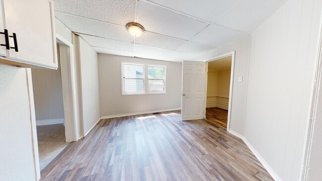 Building Photo - Huge 4 Bedroom Single Family House - almost 1500 SQ FT!