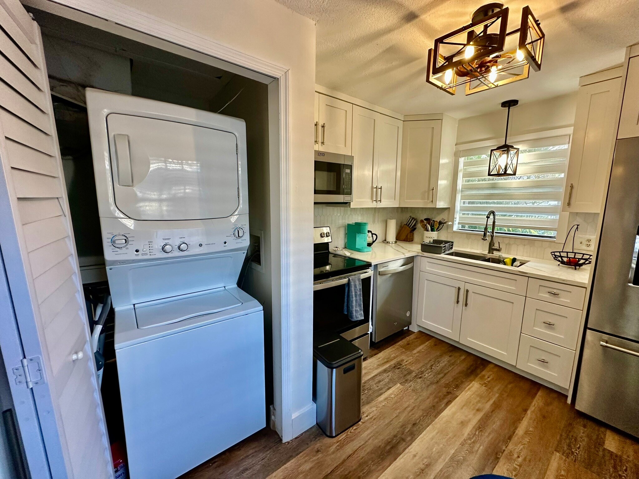 Building Photo - 1712 NE 5th Ct