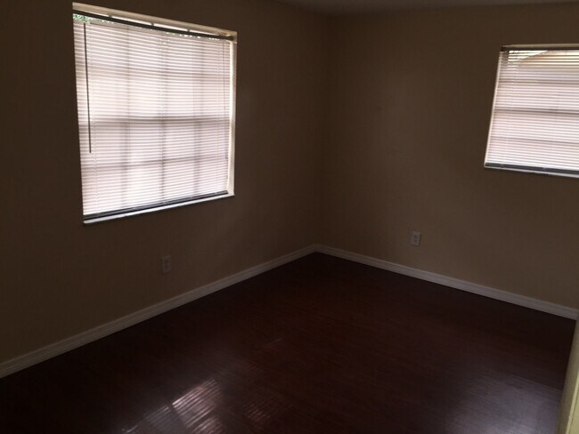 Building Photo - 247 Oakwood Dr