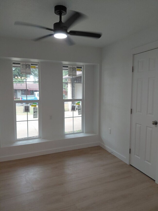 Building Photo - 3/2/2 Newly remodeled home with new appliances, flooring and much more!