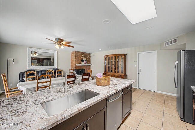 Building Photo - 408 E La Jolla Dr