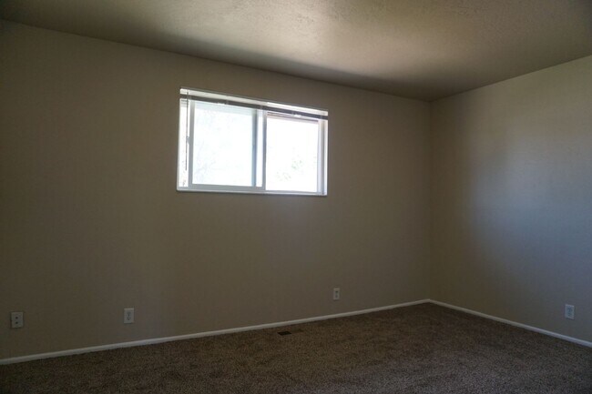 Building Photo - Updated West Valley City 5 bedroom Family ...